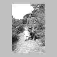011-0081  Oskar von Frantzius mit seinem Sohn Wolf-Dietrich 1936 auf der Schlossruine.jpg